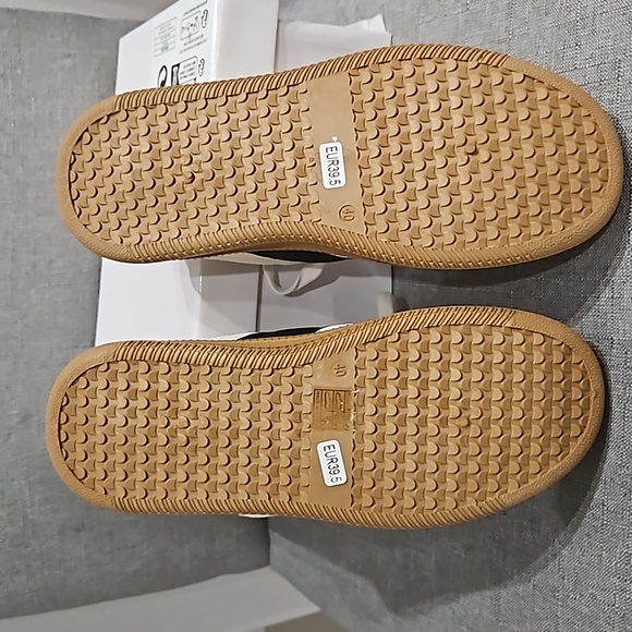 No Brand Sneakers, Grey, Off White, & Black Size 8 runs small.  NWOT - Picture 4 of 6